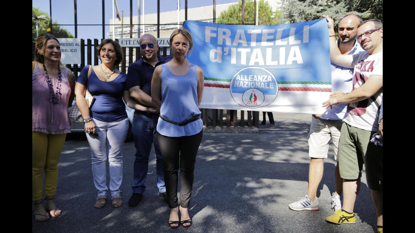 Casamonica, blitz notturno di Fratelli d’Italia davanti prefettura