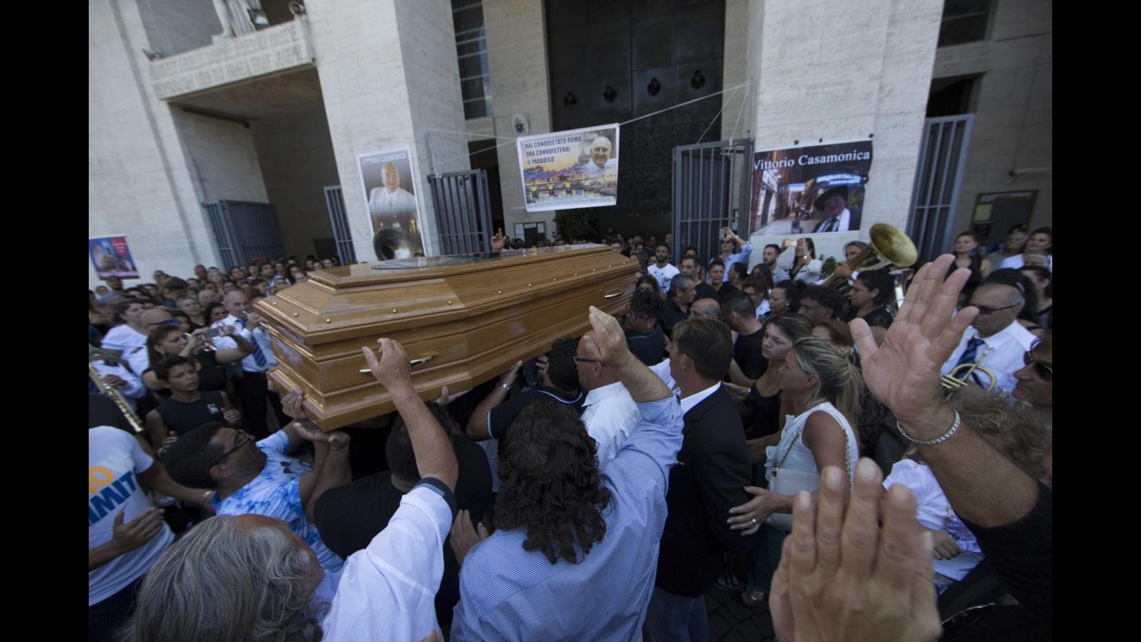 Funerali Casamonica, indagini e scarica barile dopo le esequie show del boss