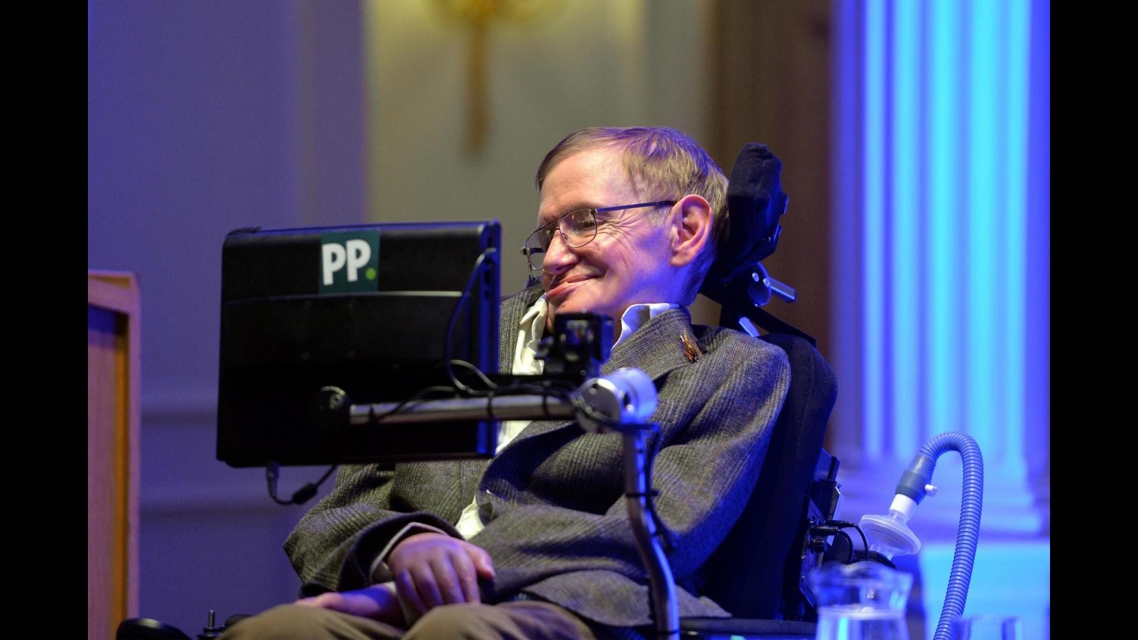 Stephen Hawking canta Monty Python: la cover ‘spaziale’ di Galaxy Song