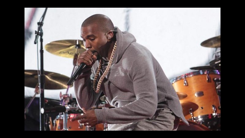 Armenia, Kanye West durante concerto si getta in lago: la folla lo segue