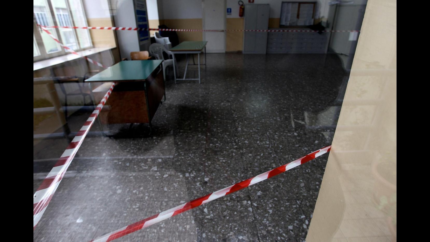 Brindisi, crolla solaio in una scuola elementare: feriti 2 bimbi