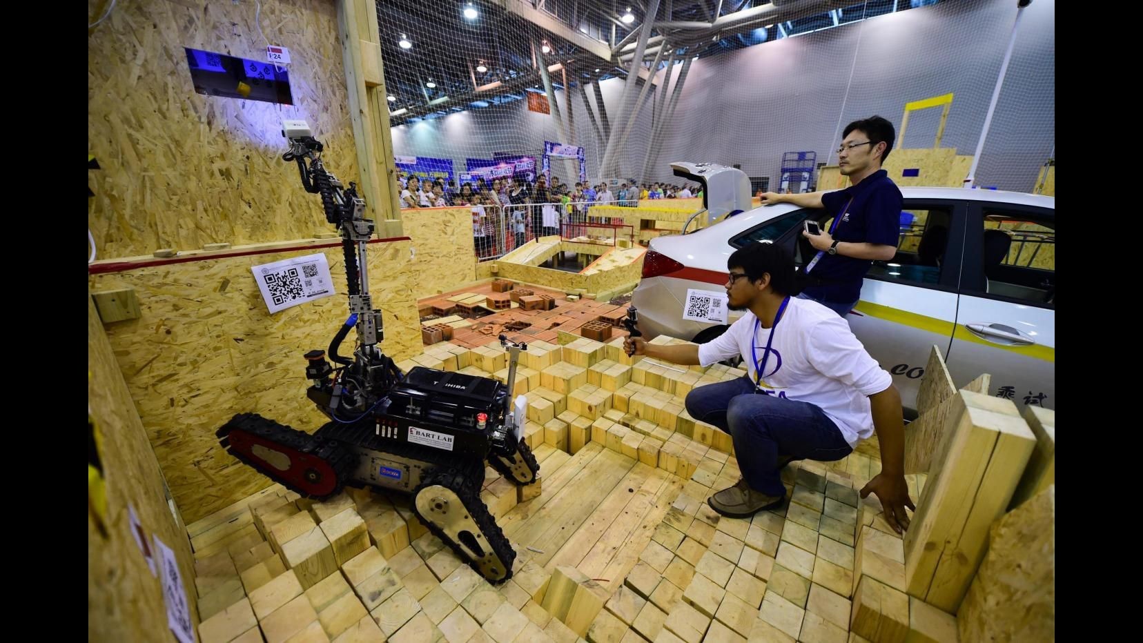 Cina, robot-operai in 10 aziende per ridurre rischi lavori pericolosi