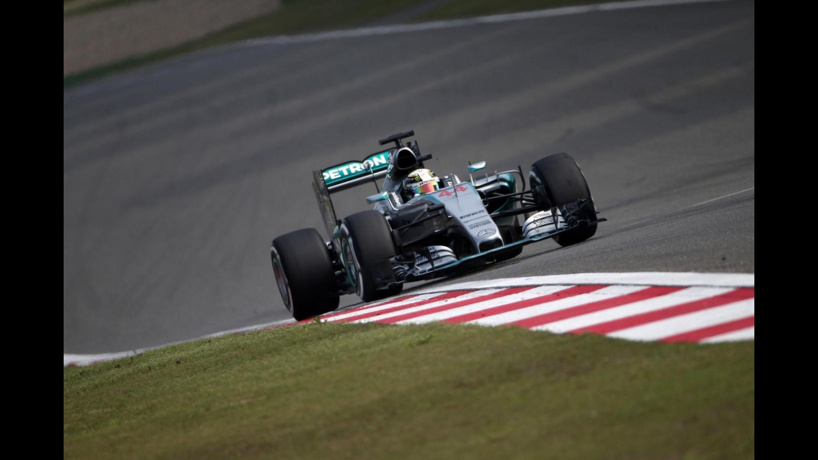 F1, Gp Cina: doppietta Mercedes, trionfa Hamilton. Vettel terzo davanti a Raikkonen