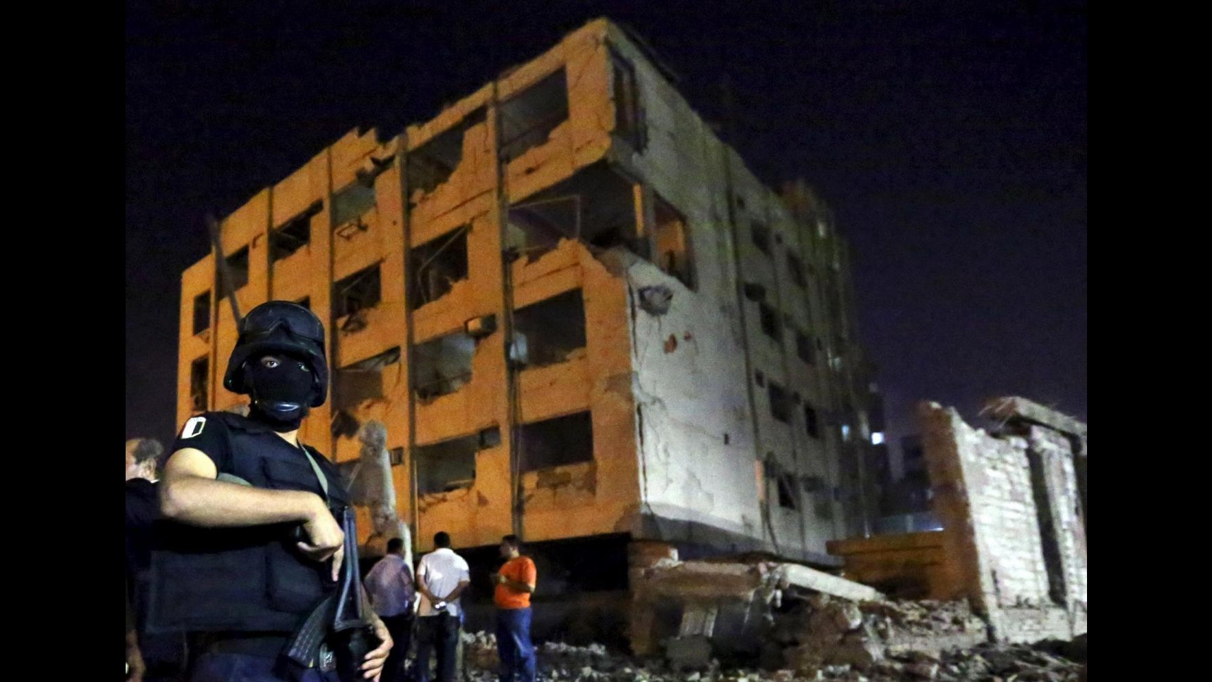 Egitto, attentato sobborgo del Cairo: autobomba, 29 feriti. Isis rivendica