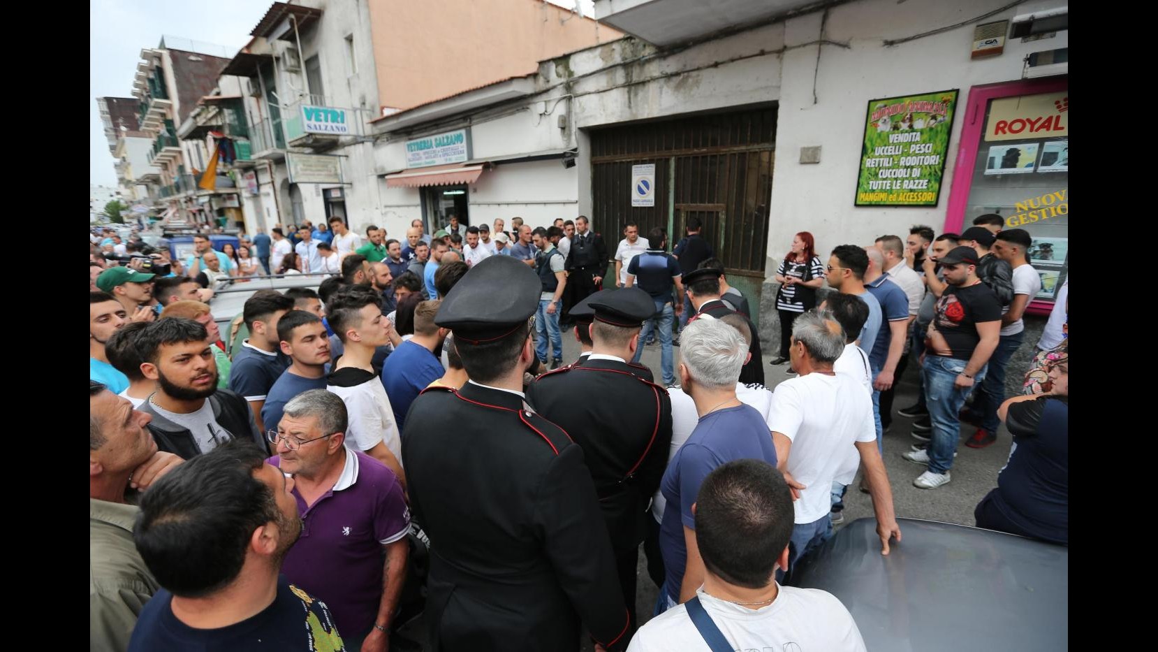 Napoli, 48enne spara con un fucile dal balcone di casa: 4 morti e 6 feriti