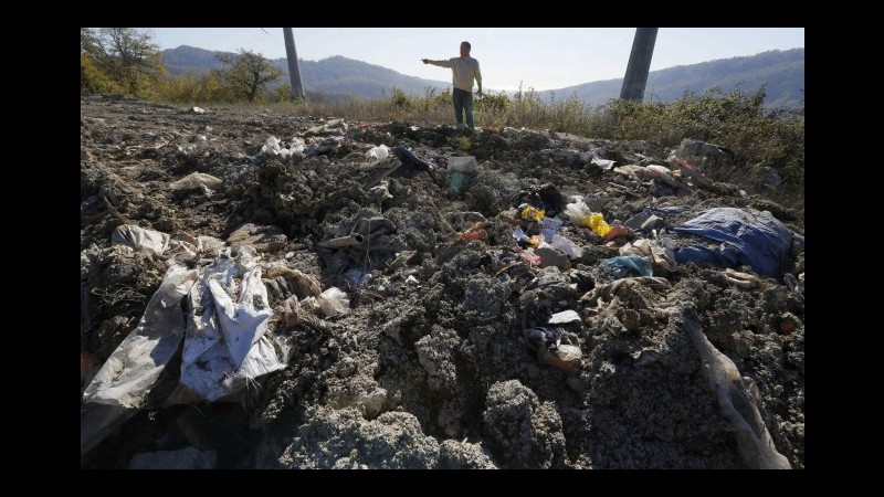 Caserta, usa terreno per scaricare rifiuti pericolosi: denunciato