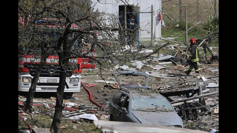 Napoli, esplosione in fabbrica fuochi artificio: almeno 2 morti e diversi feriti