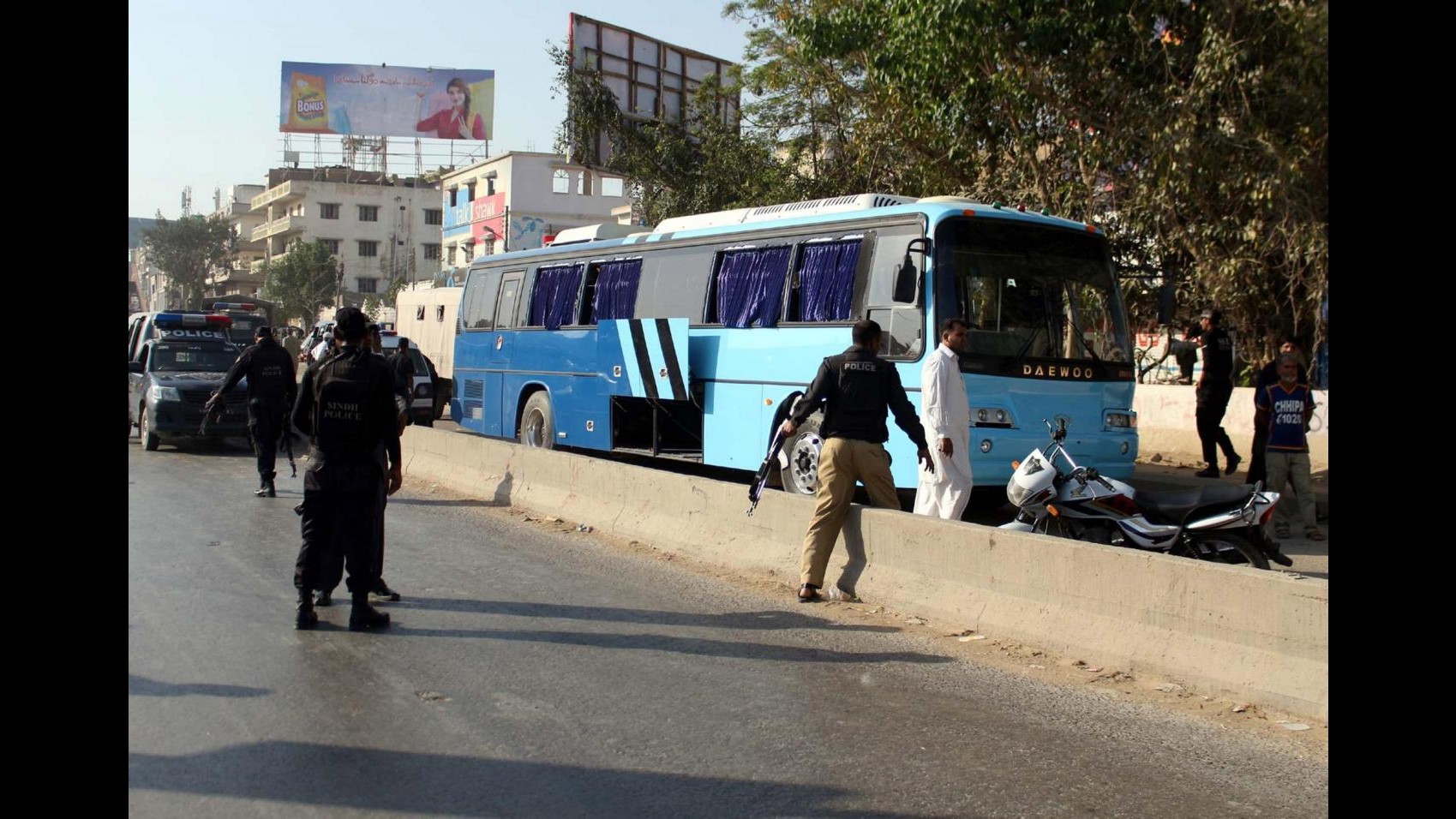 Pakistan, spari contro bus di sciiti a Karachi: almeno 41 morti
