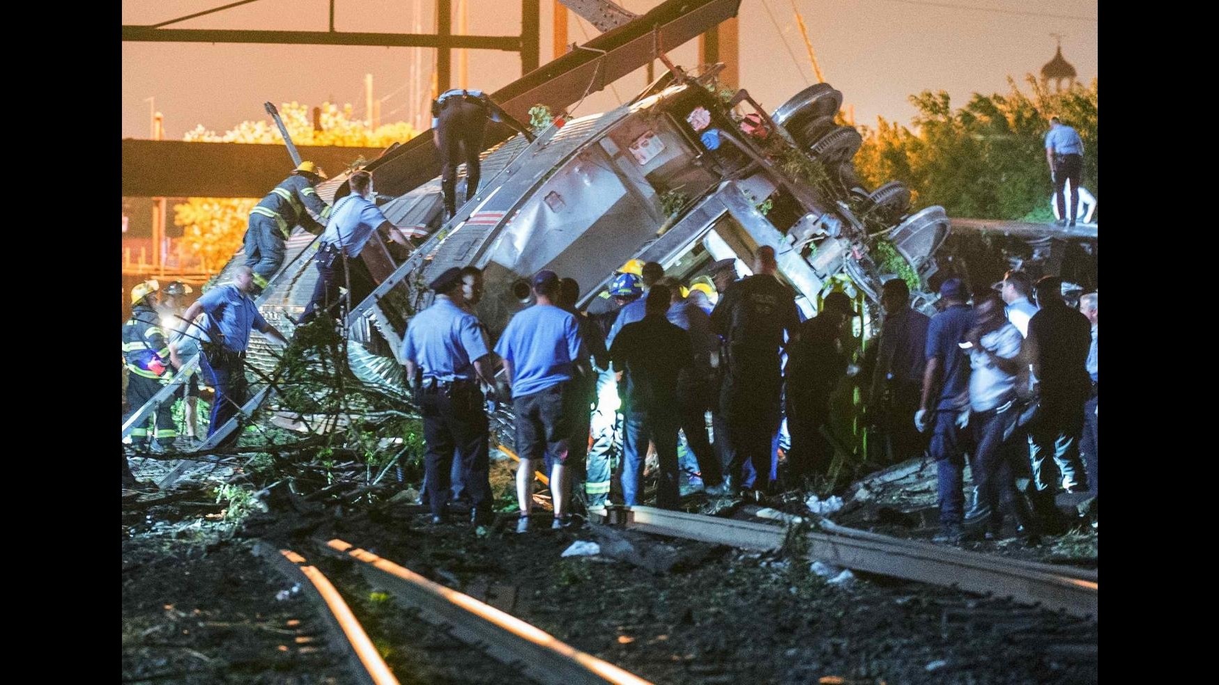 Usa, deraglia treno a Filadelfia: almeno 5 morti e 65 feriti