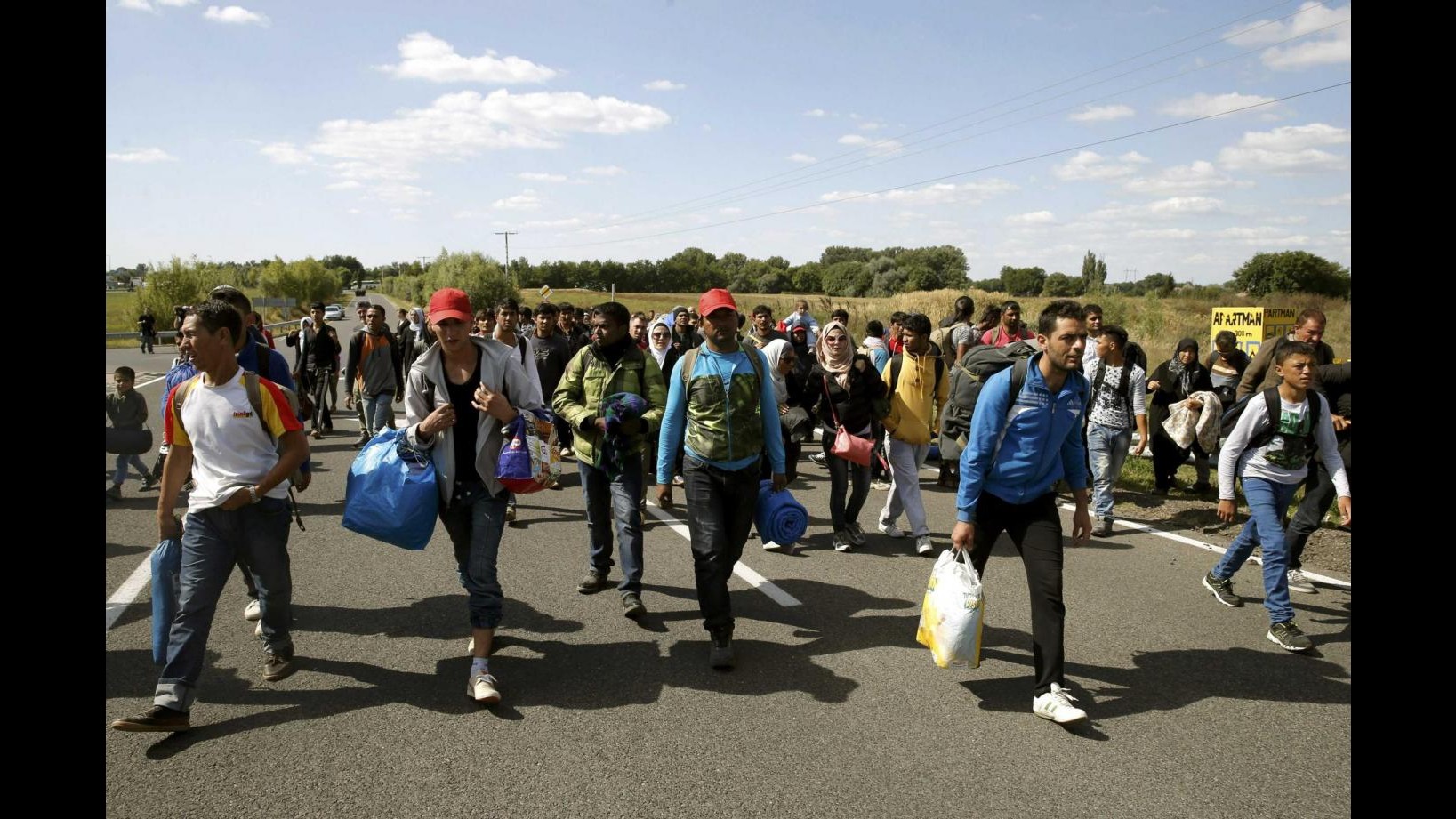 Migranti diretti in Svezia, la Danimarca chiude superstrada e blocca i treni verso la Germania