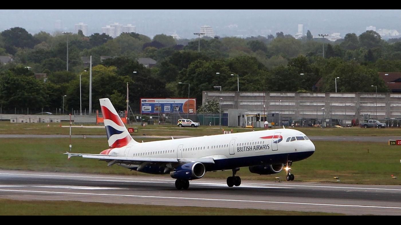 Usa, fiamme su aereo British Airways diretto a Londra: 14 feriti