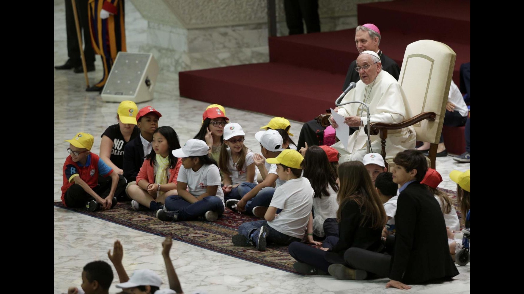 Vaticano, Papa: Potenti contro pace perché vivono di industria armi