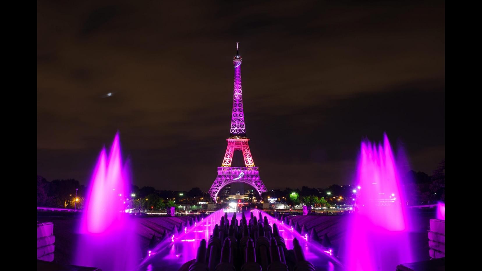 Francia, la Cina a Parigi: magnate regala viaggio a 6400 dipendenti