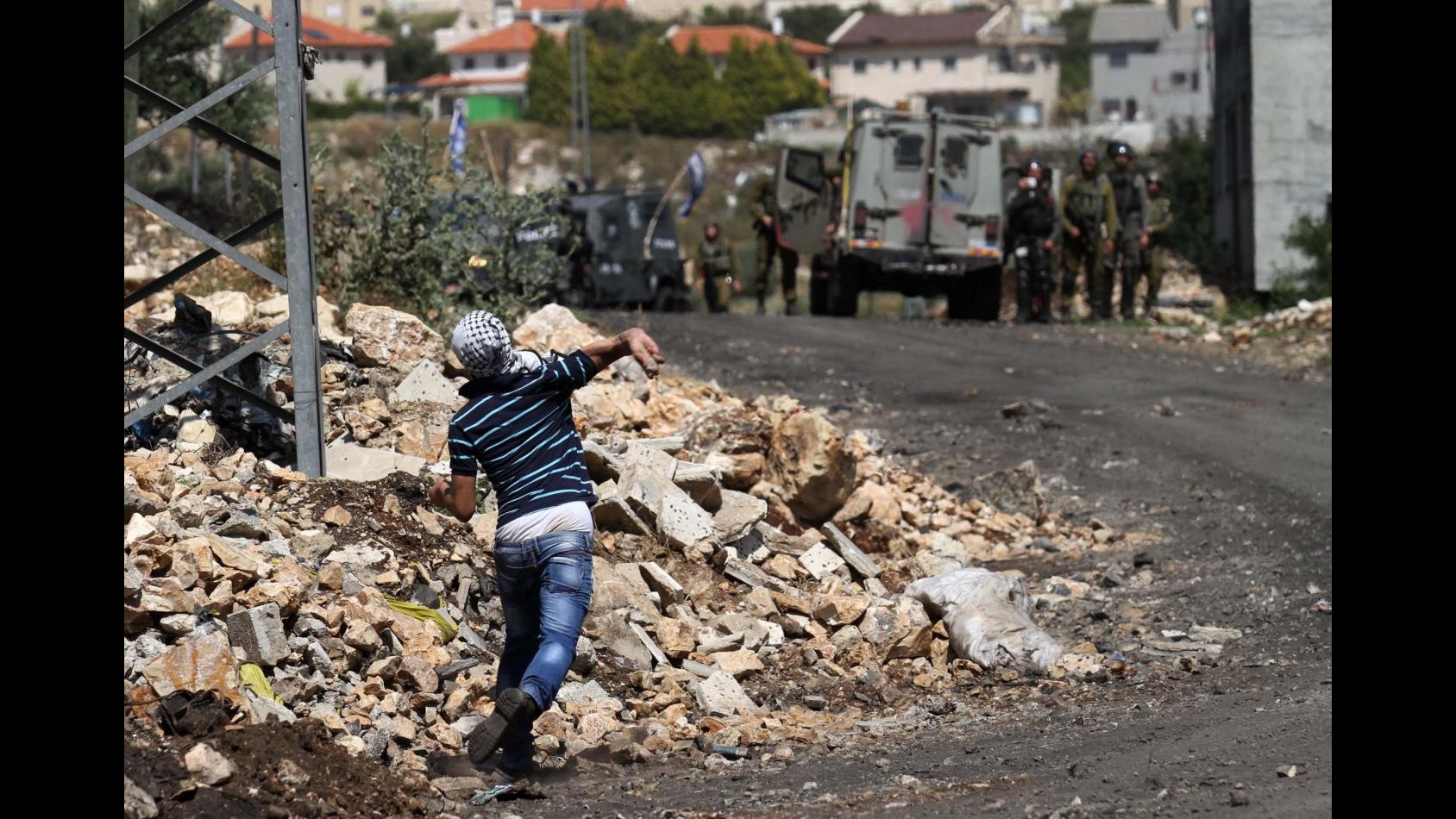 Medioriente, pugnalato israeliano in colonia: ricercato palestinese