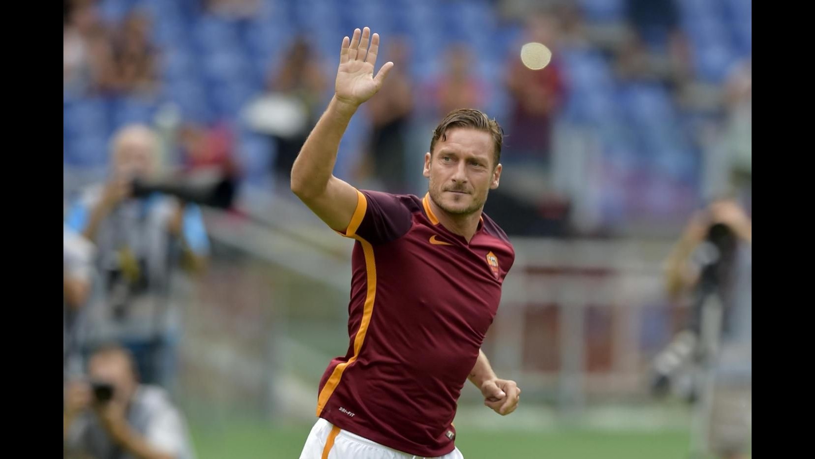 Roma: maglie Totti, Pjanic e Dzeko all’asta per i rifugiati
