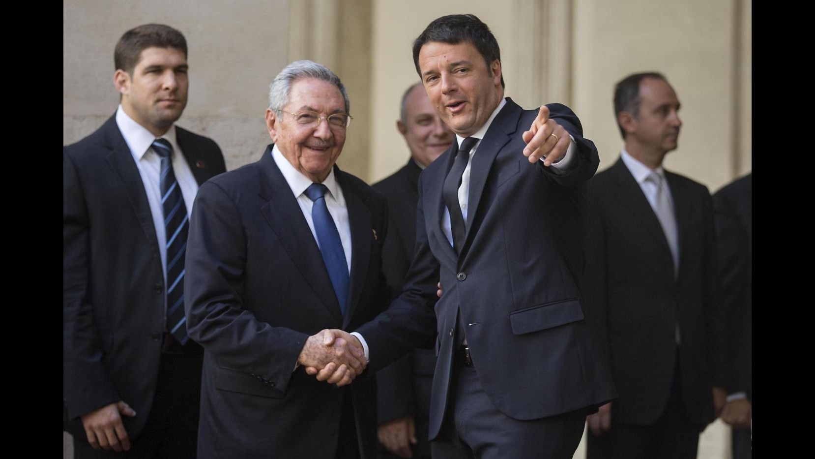Renzi: Grato a Castro. Presidente Cuba: Con questo Papa torno a Chiesa