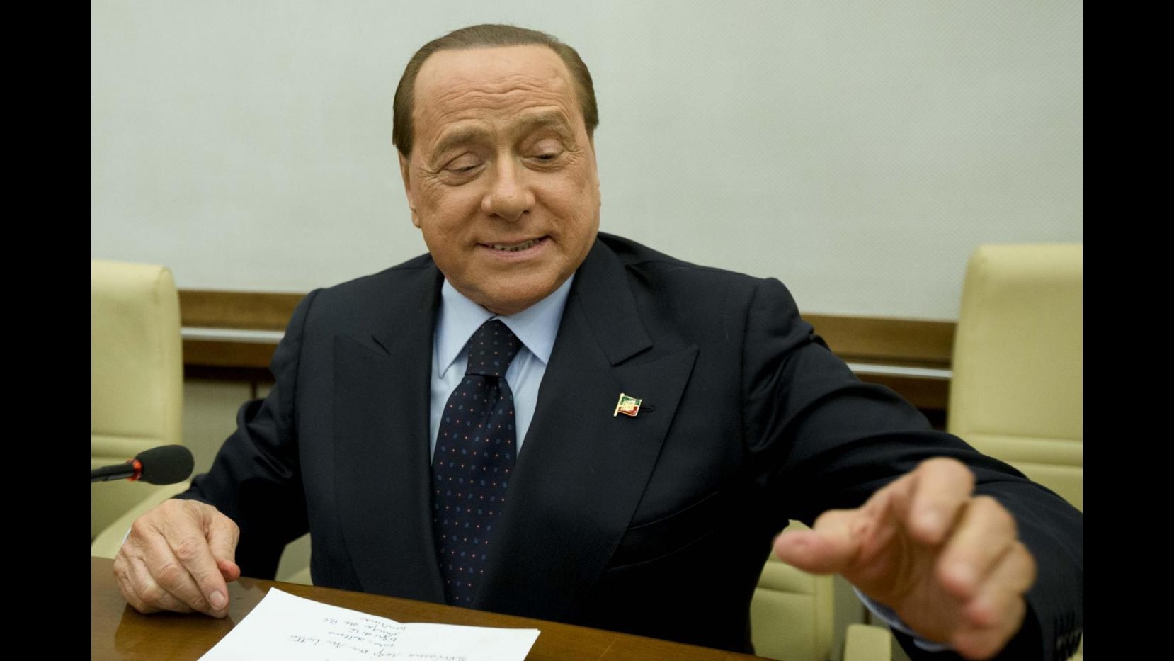 Berlusconi a Genova inciampa su pedana: L’ha messa la sinistra