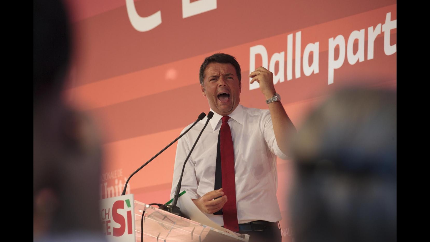 Renzi e la cravatta double-face: rossa per il Pd, scura per Bono