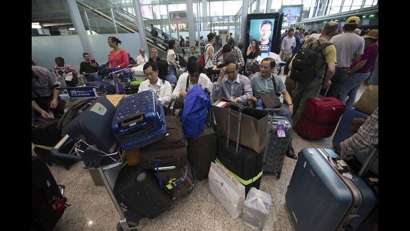 Incendio Fiumicino, riaperte partenze al Terminal 3: metà voli attivi