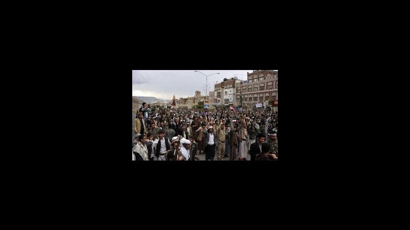 Yemen, attacco houthi contro deposito armi: morti 10 soldati sauditi