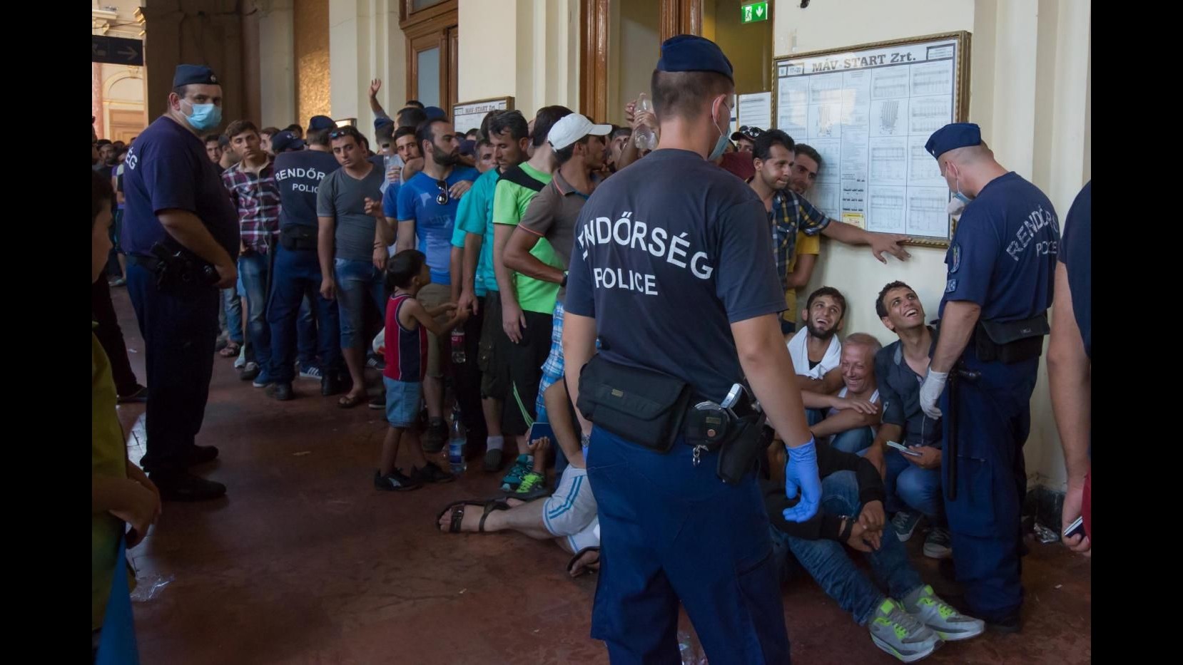 Ungheria, estremisti destra attaccano migranti a stazione Budapest