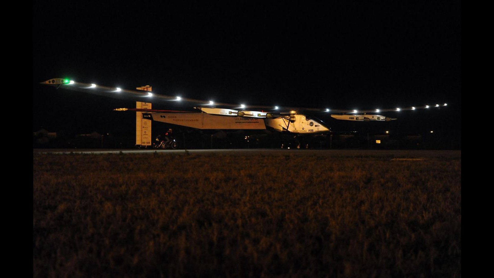 Solar Impulse 2 rinvia decollo da Cina: maltempo e batterie scariche