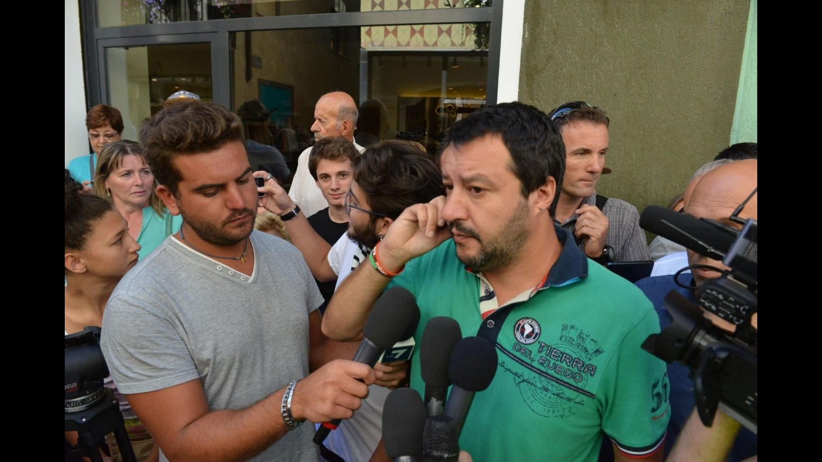 Salvini incontra parenti coppia uccisa e visita Cara Mineo: va chiuso 100 mln buttati