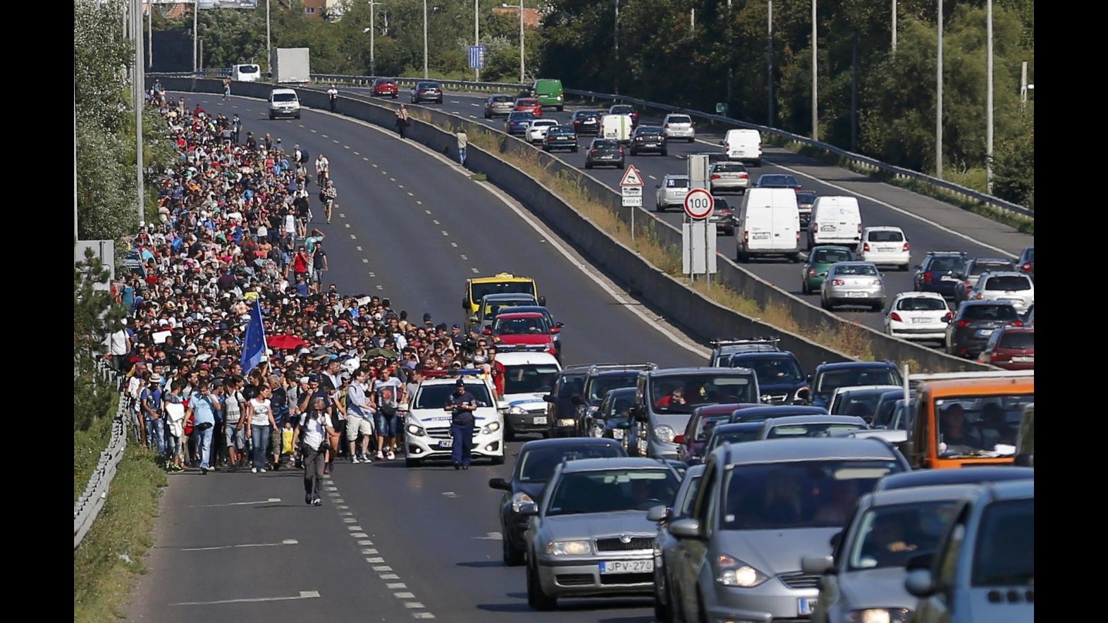 Migranti in fuga a piedi da Ungheria verso Vienna: un morto sui binari. In Libia 40 vittime in mare