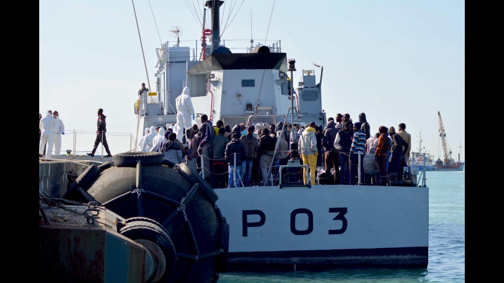 Sbarchi, 652 migranti arriveranno in porto Salerno con nave della marina