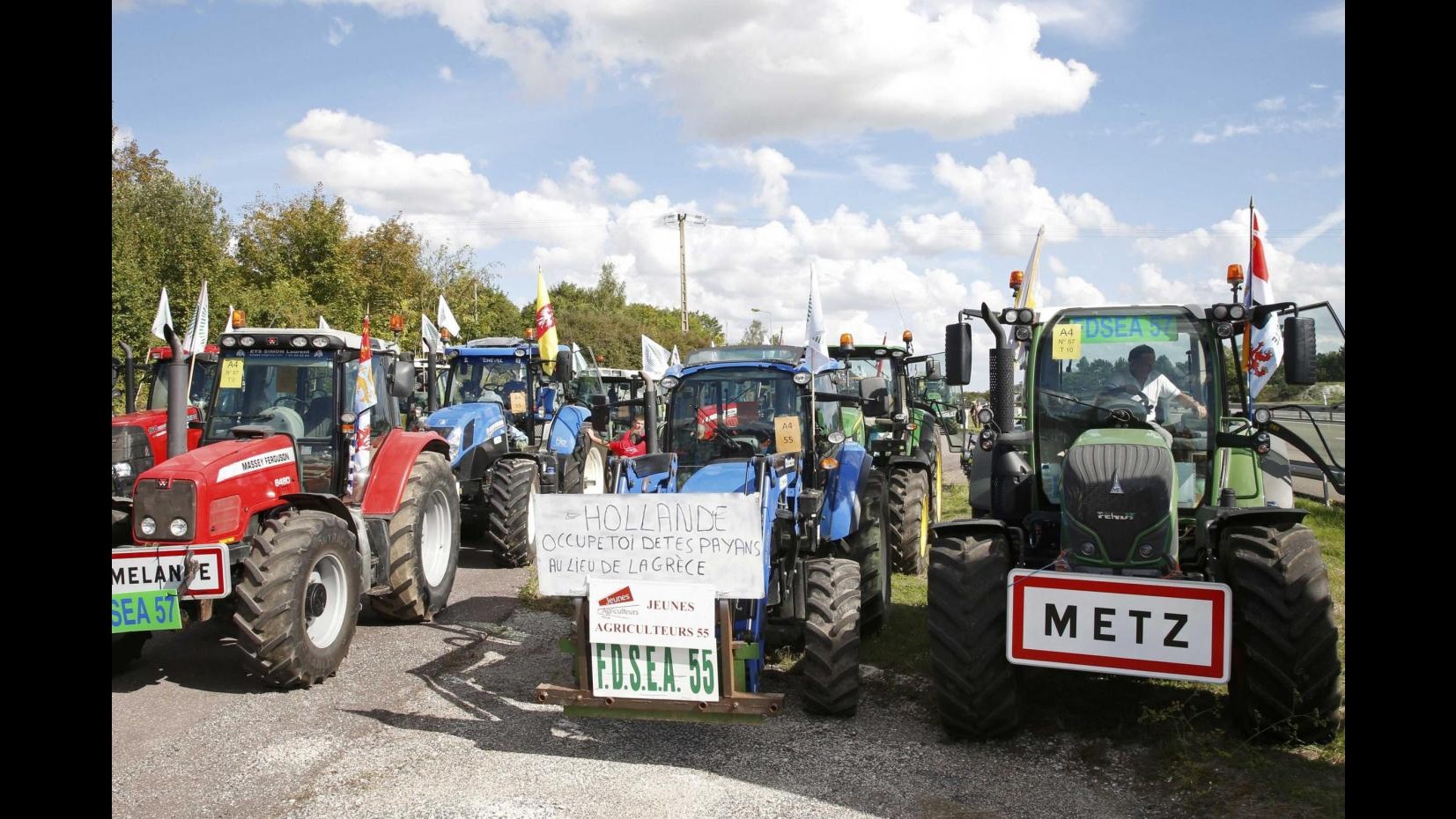 1.500 trattori hanno invaso  Parigi per protestare contro la crisi del settore agricolo