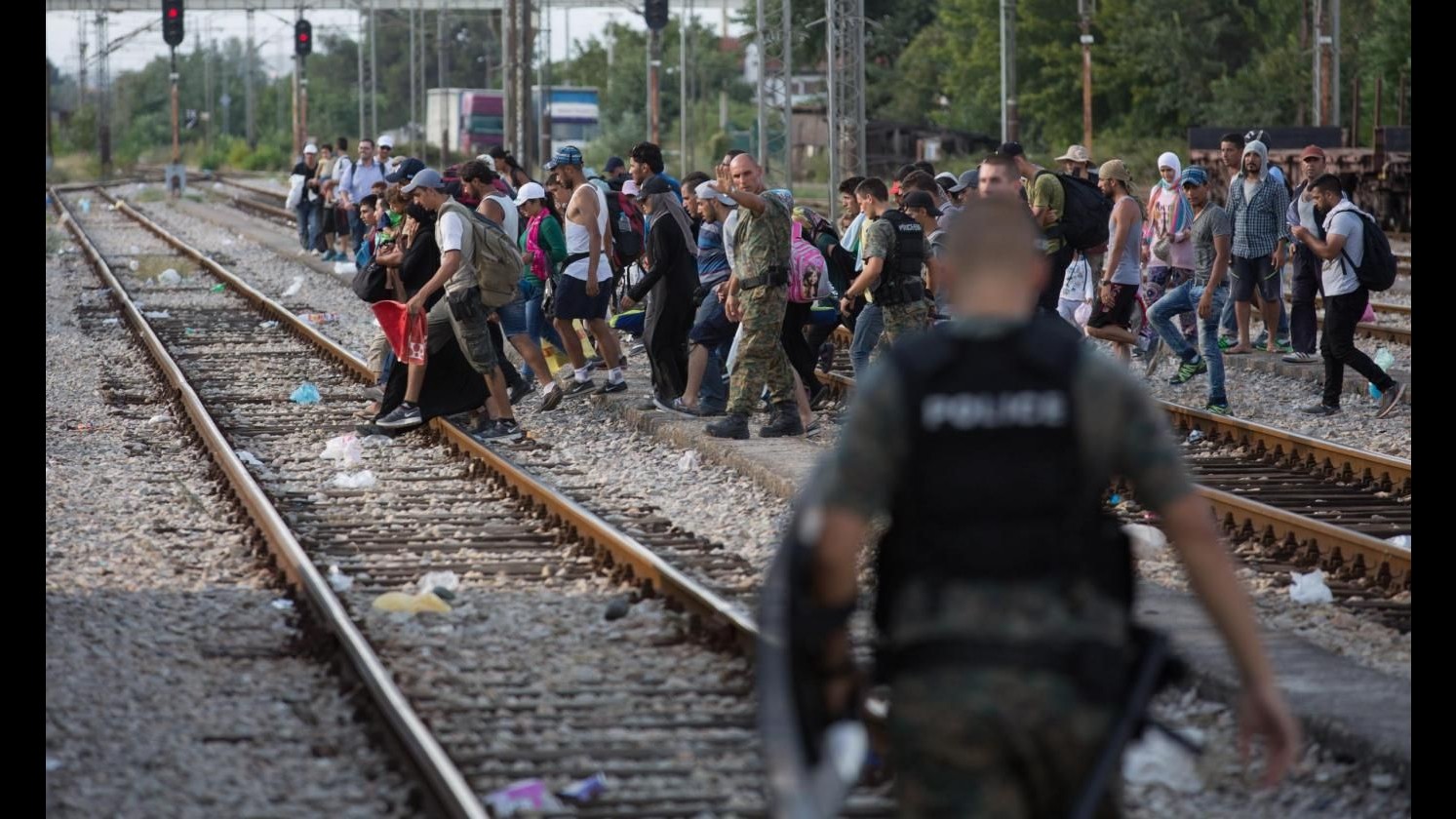 Immigrazione, scontri tra polizia e migranti a treno fermato in Ungheria