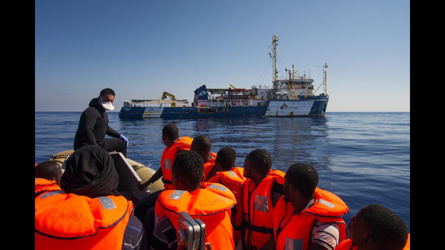 Ad Augusta 394 migranti soccorsi in mare, donna partorisce su una motovedetta