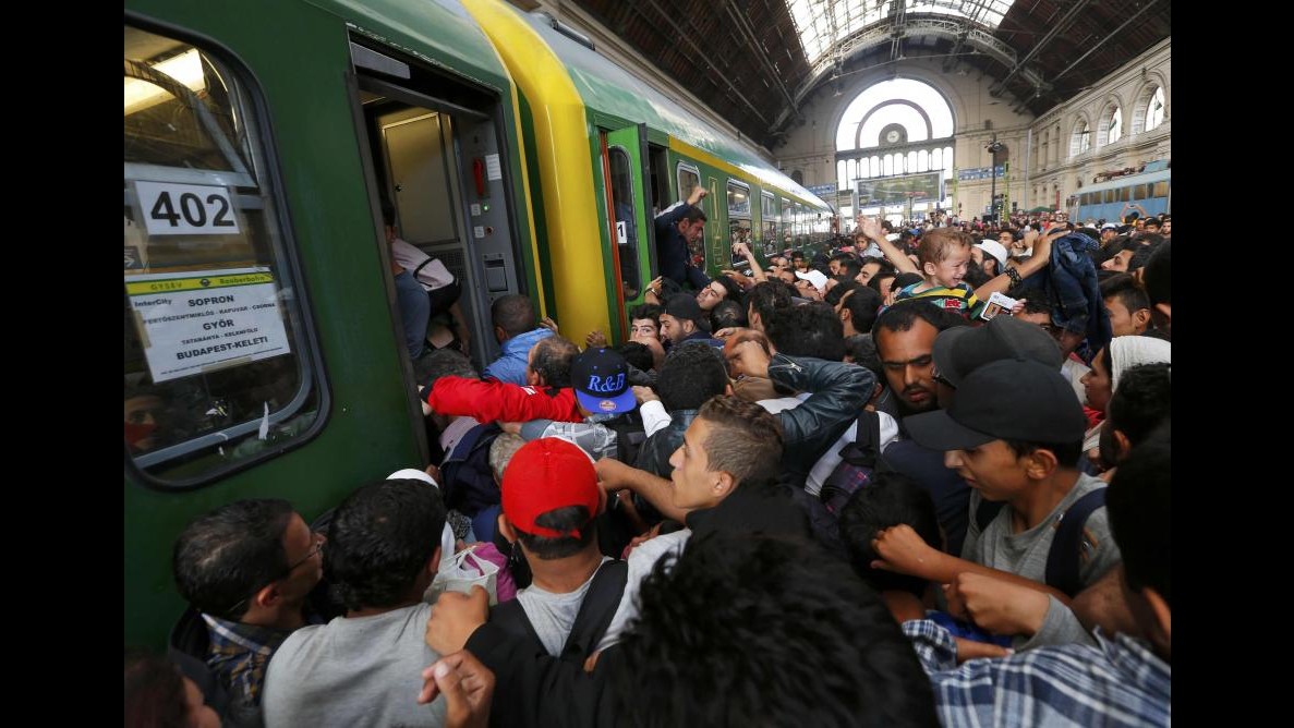 Migranti, Parigi-Berlino: quote obbligatorie permanenti. Orban: Pronti a costruire  barriera