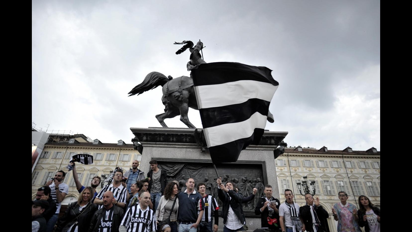 Calcio, Torino in festa per lo scudetto della Juve: tifosi in piazza