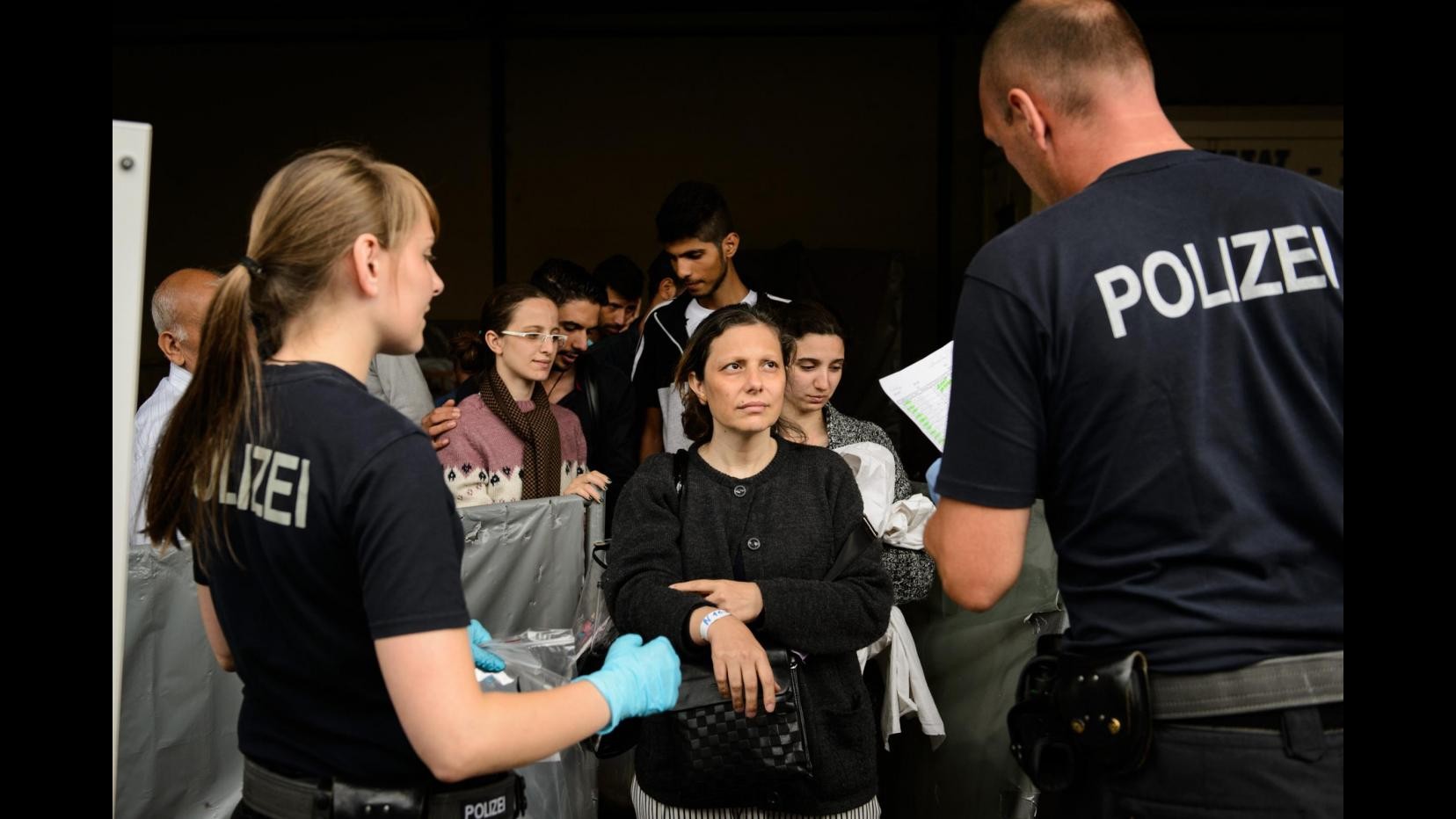 Polizia ceca scrive numeri identificativi su braccia migranti