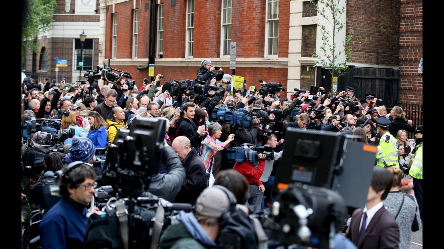 Royal Baby, William all’ospedale con George:principino saluta fotografi