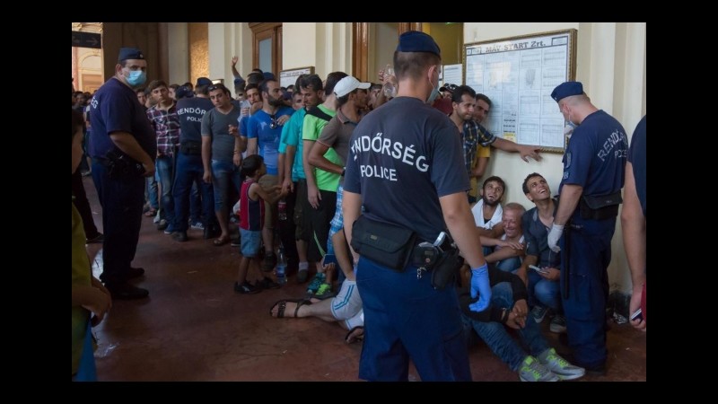 Ue: Permesso di soggiorno troppo caro in Italia. Migranti in stazione a Budapest