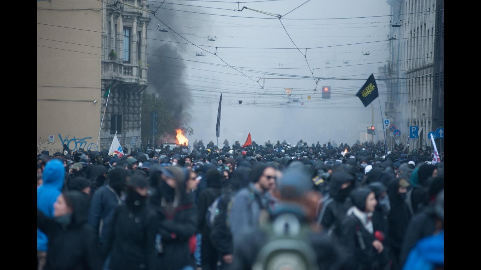 Milano, scontri a corteo No Expo: antagonista fermato da polizia