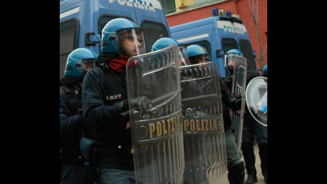 Corteo No Expo a Milano, scontri fra antagonisti e polizia