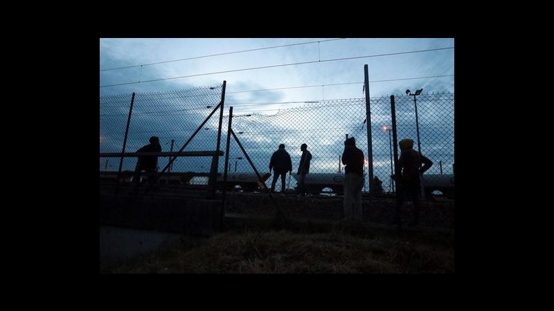 Migranti sui binari, nella notte servizi sospesi per i passeggeri dell’Eurotunnel
