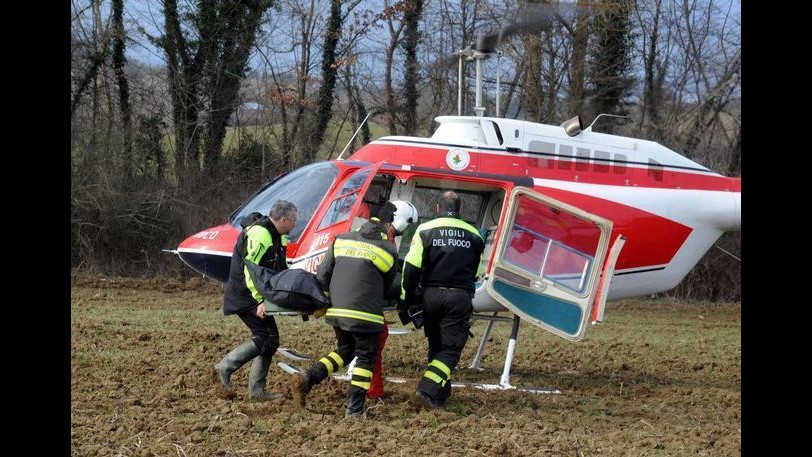 Vicenza, scivola nel bosco mentre fa legna: soccorso
