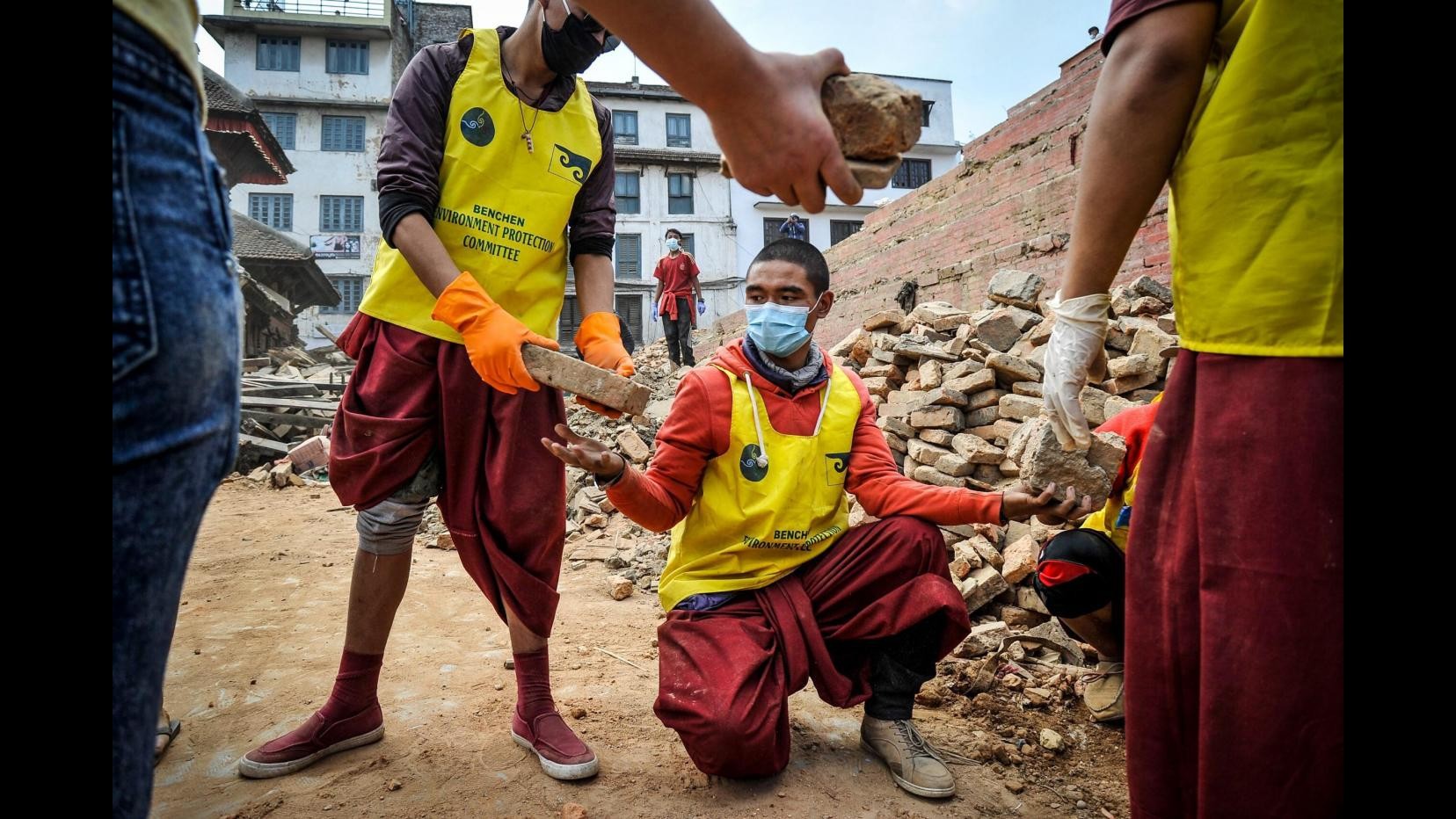 Sisma Nepal, 15enne salvato dopo 5 giorni sotto le macerie