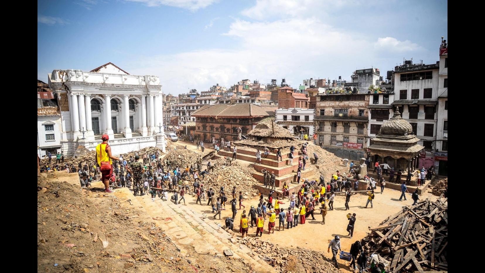 Sisma Nepal, nuovo bilancio vittime: 5.500 morti e 11mila feriti