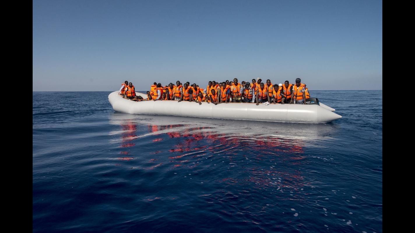 Sbarchi, salvati altri 120 migranti su gommone a largo della Libia