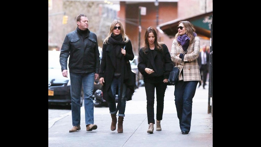 Jennifer Aniston casual chic con gli amici: risposta pronta coi paparazzi