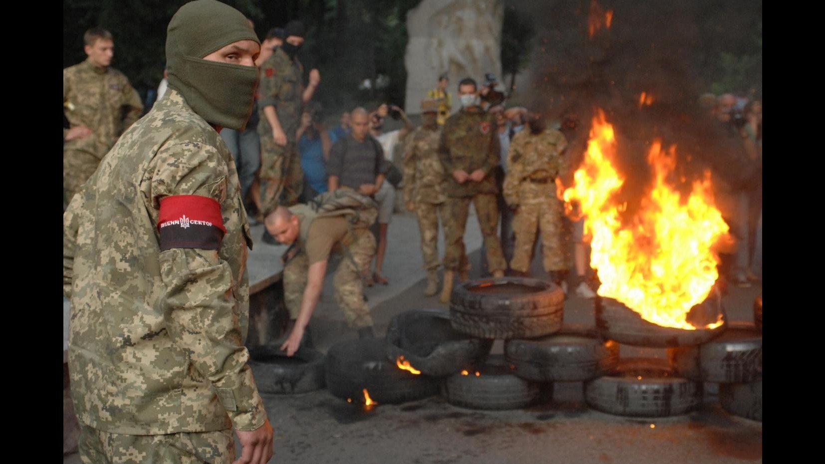 Ucraina, scontri fuori Parlamento: soldato ucciso da sparo