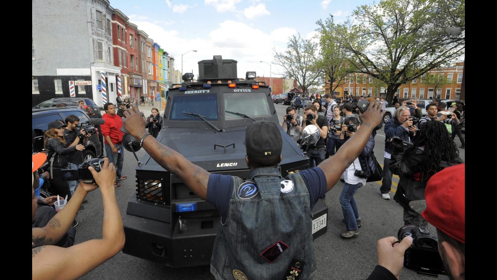 Usa, mamma che ha picchiato figlio in proteste: Non finirà come Freddie Gray