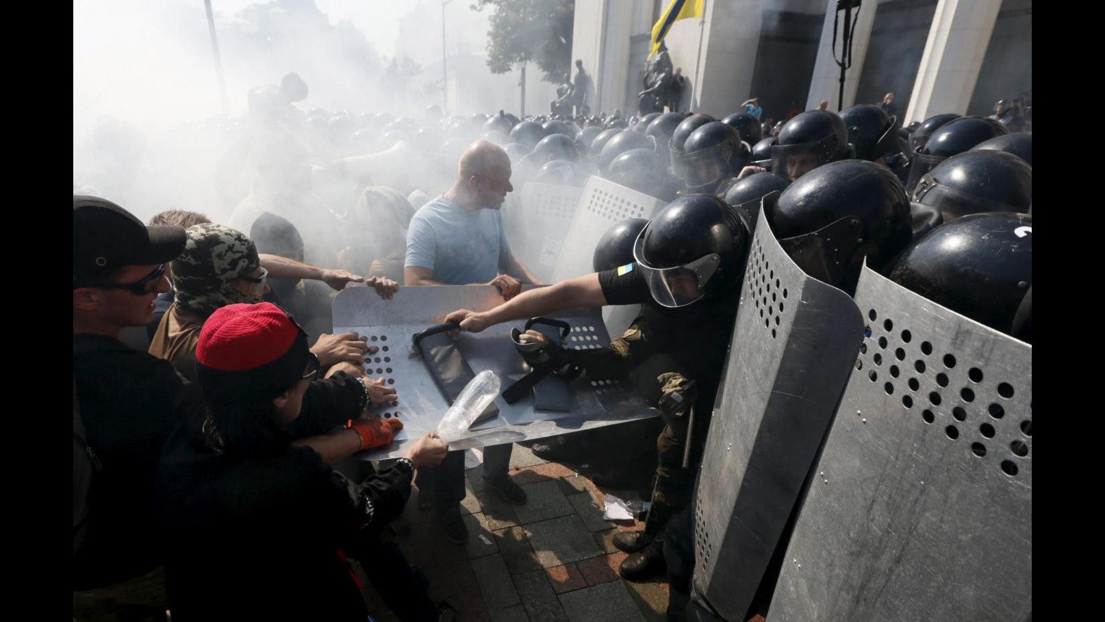 Ucraina, 100 agenti feriti in scontri a Kiev: un soldato morto. Sindaco: Diverse vittime