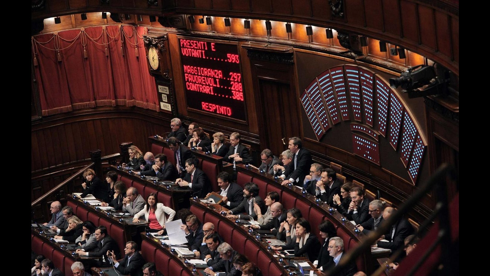Italicum, governo Renzi mette la fiducia, ma spacca Pd. Bersani: Non la voto