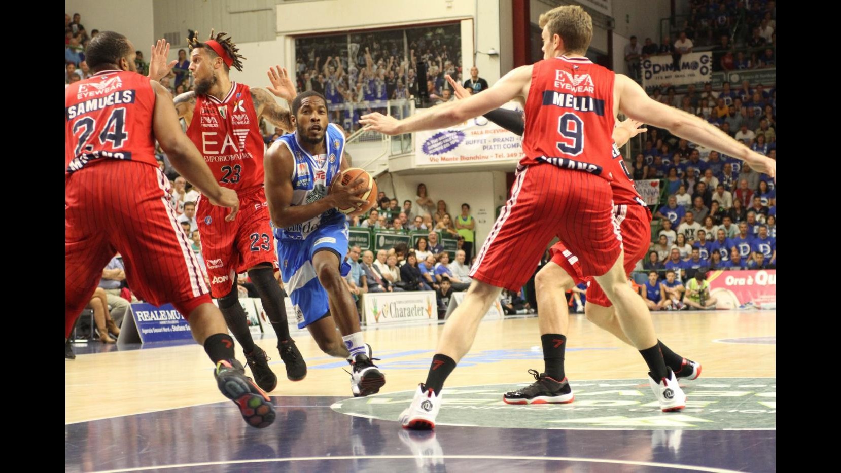 Basket, semifinali playoff Serie A: Sassari-Milano 84-76, sardi sul 2-1